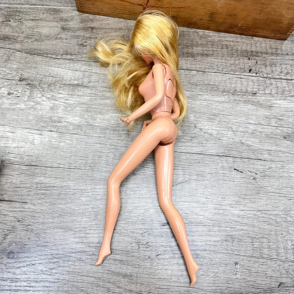 1979 Mattel Beauty Secrets Barbie Doll Nude,‎ articulated hands